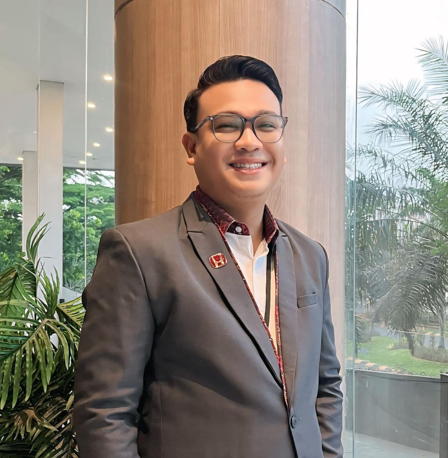 Sandy (Sales Executive)